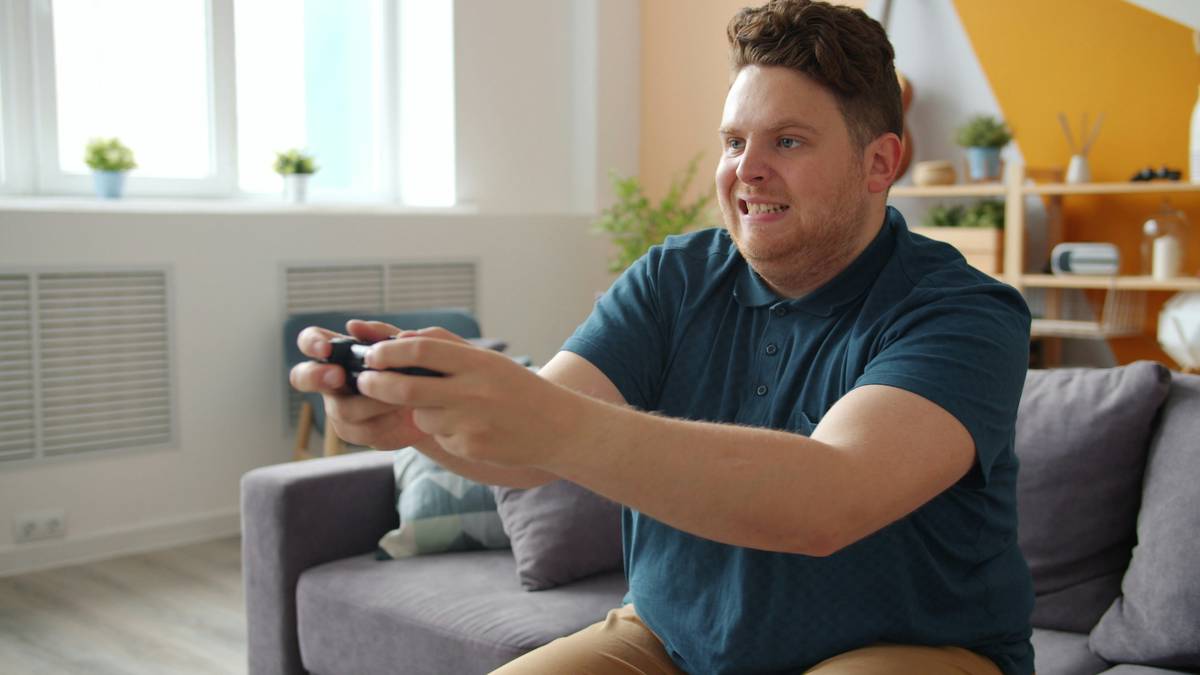 Comparison of gaming devices for adults showing battery life and sideload compatibility