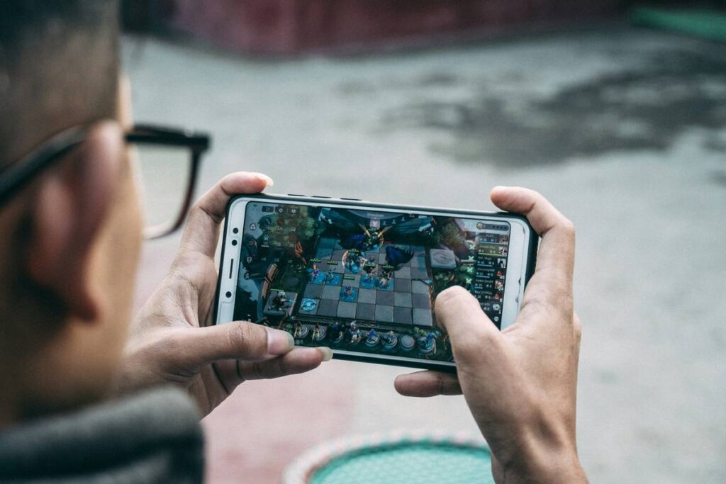 Why Online Gaming for Adults Isn’t Just About Escapism—And How to Play Smarter